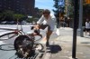 Video: NY-fietshipster drive express things on cycle path to