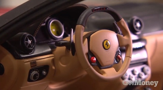 Deze petrolhead laat schaalmodellem van zijn enorme autoverzameling maken