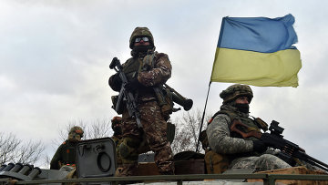 Украинские военные на бронетранспортере. Архивное фото