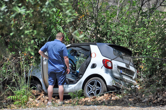 Smart ForTwo Cabrio belandt naast de weg