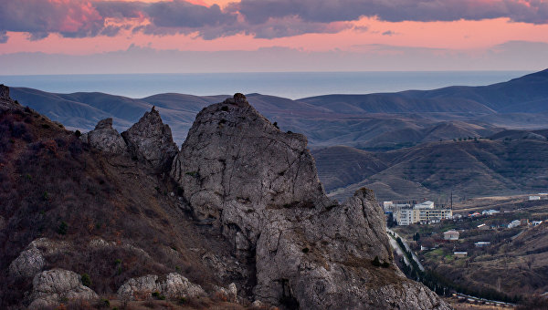 Горы в окрестностях села Солнечная долина в Крыму. Архивное фото