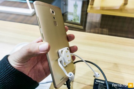 Правая грань ZTE Axon Max