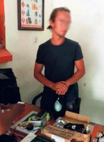 Djaï Heijn op het politiebureau op Bali. Voor hem ligt het pakketje met marihuana.