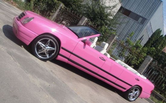 Roze Mercedes E-Klasse limousine cabrio