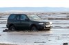 Video: stranded off-road vehicle drown in the encroaching sea