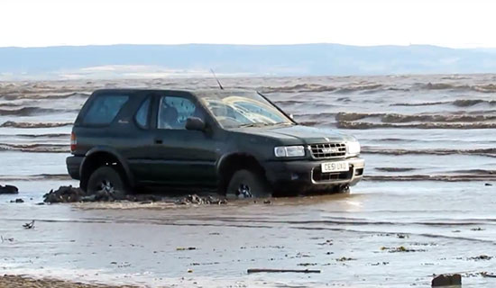 Opel Frontera verdwijnt in zee