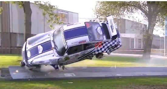 Porsche neemt bizarre duikvlucht tijden Rally Hellendoorn