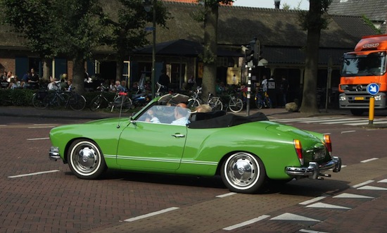 Een Volkswagen Kermit Ghia