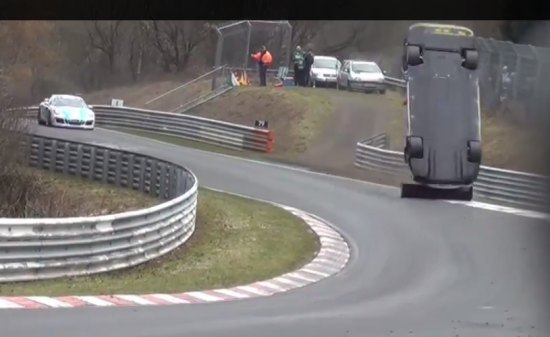 Gruwelijke crash op de Nürburgring, in elk geval 1 dode