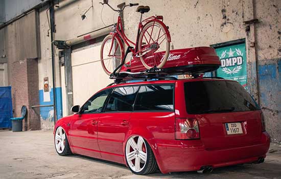 Deze Passat is rood en laag