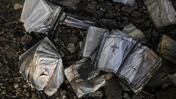 Сожженные боевиками ИГ (ДАИШ) древние христианские книги в храме Святого Георгия в провинции Эль-Хасаке на северо-востоке Сирии.