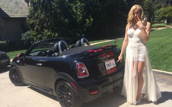 Playmate of the year krijgt een Mini Roadster