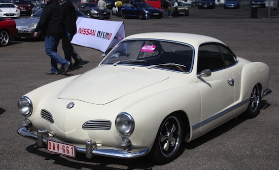 Beige Volkswagen Karmann-Ghia houdt het laag