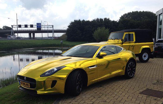 De gouden Jaguar F-Type