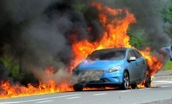 Volvo V40 verandert in vuurzee