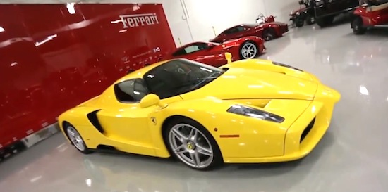 Deze petrolhead laat schaalmodellem van zijn enorme autoverzameling maken