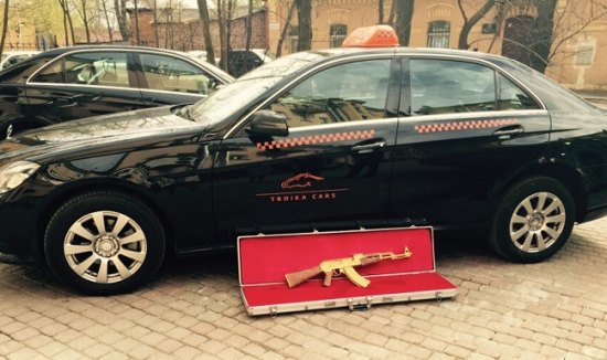 Gevonden in een taxi: een gouden AK-47