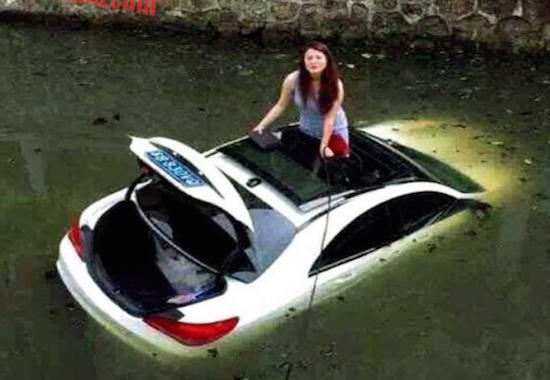 Vrouw is ONTZETTEND blij met panoramisch dak in Mercedes CLA