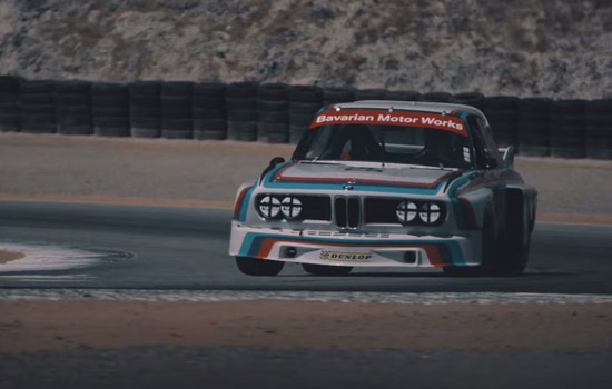 BMW scheurt in 'still-motion' over Laguna Seca