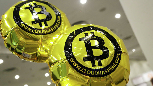 Логотип Bitcoin. Архивное фото