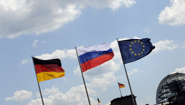 Флаги России, Германии и Евросоюза на фоне Рейхстага в Берлине, Германия. Архивное фото