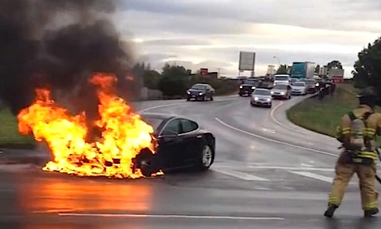 Tesla in vuur en vlam na ongeluk 