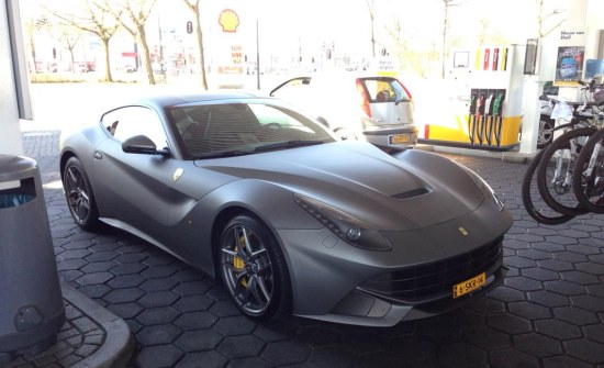 Bij het tankstation