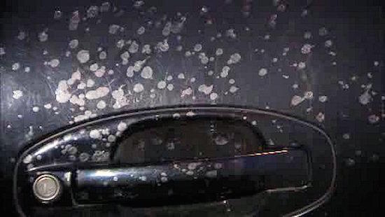 Zwarte korrels zorgen voor beschadigde auto's in Born