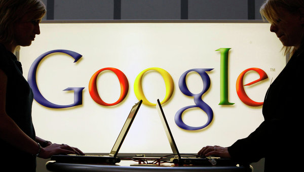Девушки с ноутбуками на фоне логотипа Google. Архивное фото