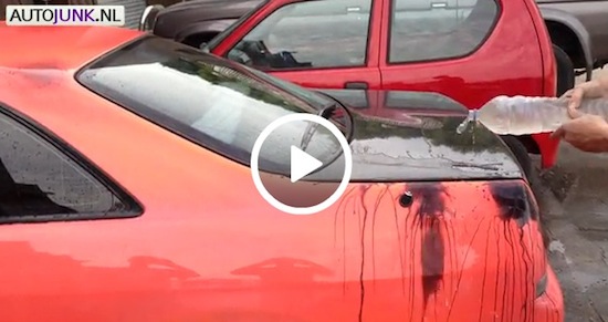Kijk hoe een Nissan van kleur verandert door heet water