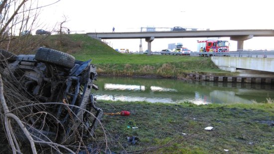 SUV vliegt over 10 meter brede rivier bij Heteren