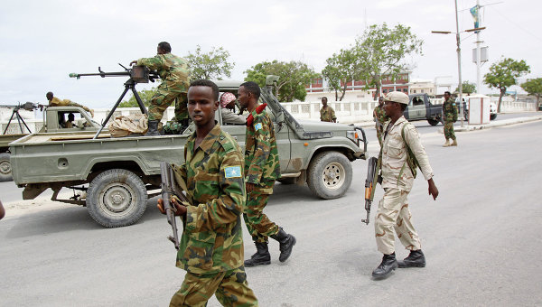 Солдаты армии Сомали патрулируют улицы. Архивное фото