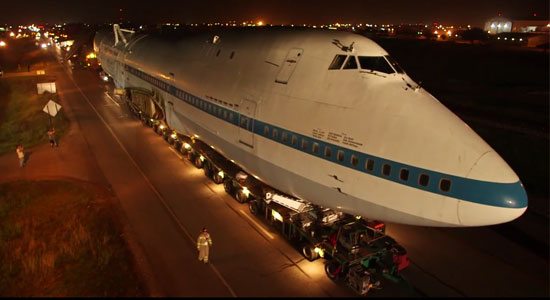 Boeing 747 door de straten van Houston