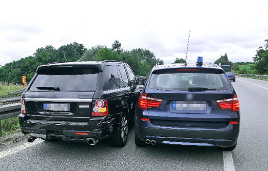 Politie in X5 rijdt gestolen Range Rover Sport klem