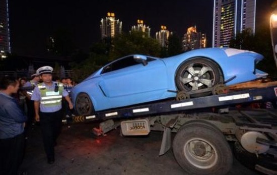 Lamborghyundai wordt afgesleept