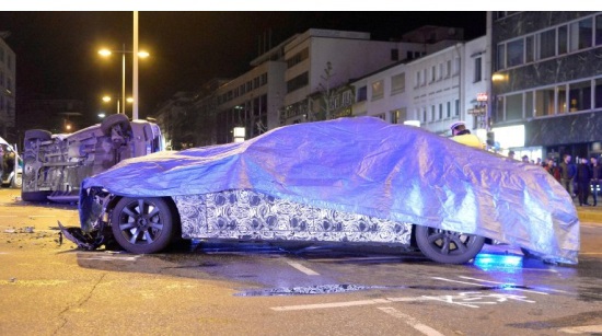 Testwagen BMW ramt politie-Sprinter in Stuttgart
