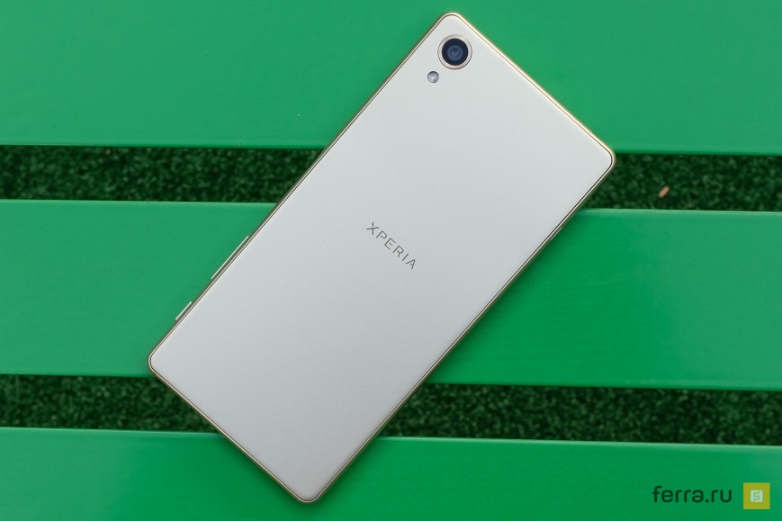 Sony Xperia X, вид сзади