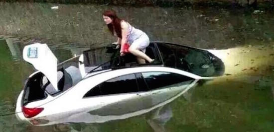 Vrouw is ONTZETTEND blij met panoramisch dak in Mercedes CLA