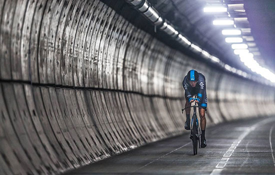 Chris Froome fietst door de Eurotunnel