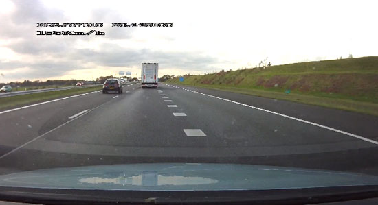 Rechts inhalen via de invoegstrook. Mag dat?