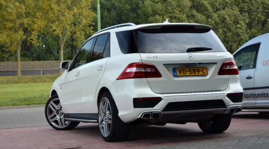 Mercedes ML63 AMG op grijs kenteken