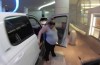 Video: man racing bevallende woman in the direction of hospital
