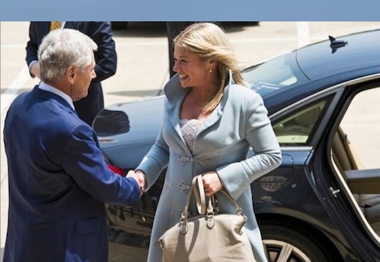 Haastige Hennis bij haarr DienstAudi