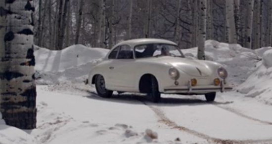 Oude baas drift zijn Porsche 356 graag door de sneeuw