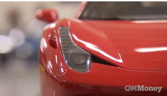 Deze petrolhead laat schaalmodellen van zijn enorme autoverzameling maken
