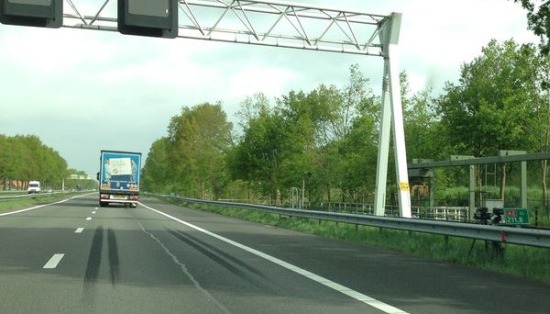 Flitser met remsporen