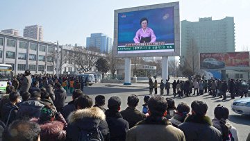 Люди в Северной Корее смотрят новость о запуске ракеты