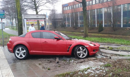 Mazda RX-8 vs bushokje
