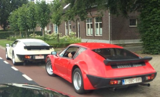 Twee Renault Alpine's