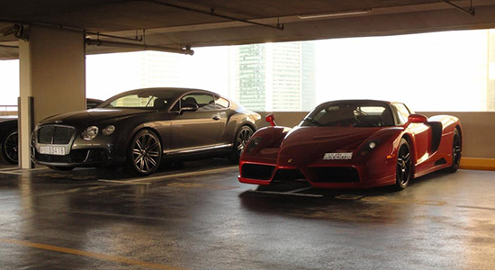 Ferrari Enzo naast Bentley Continental in de parkeergarage